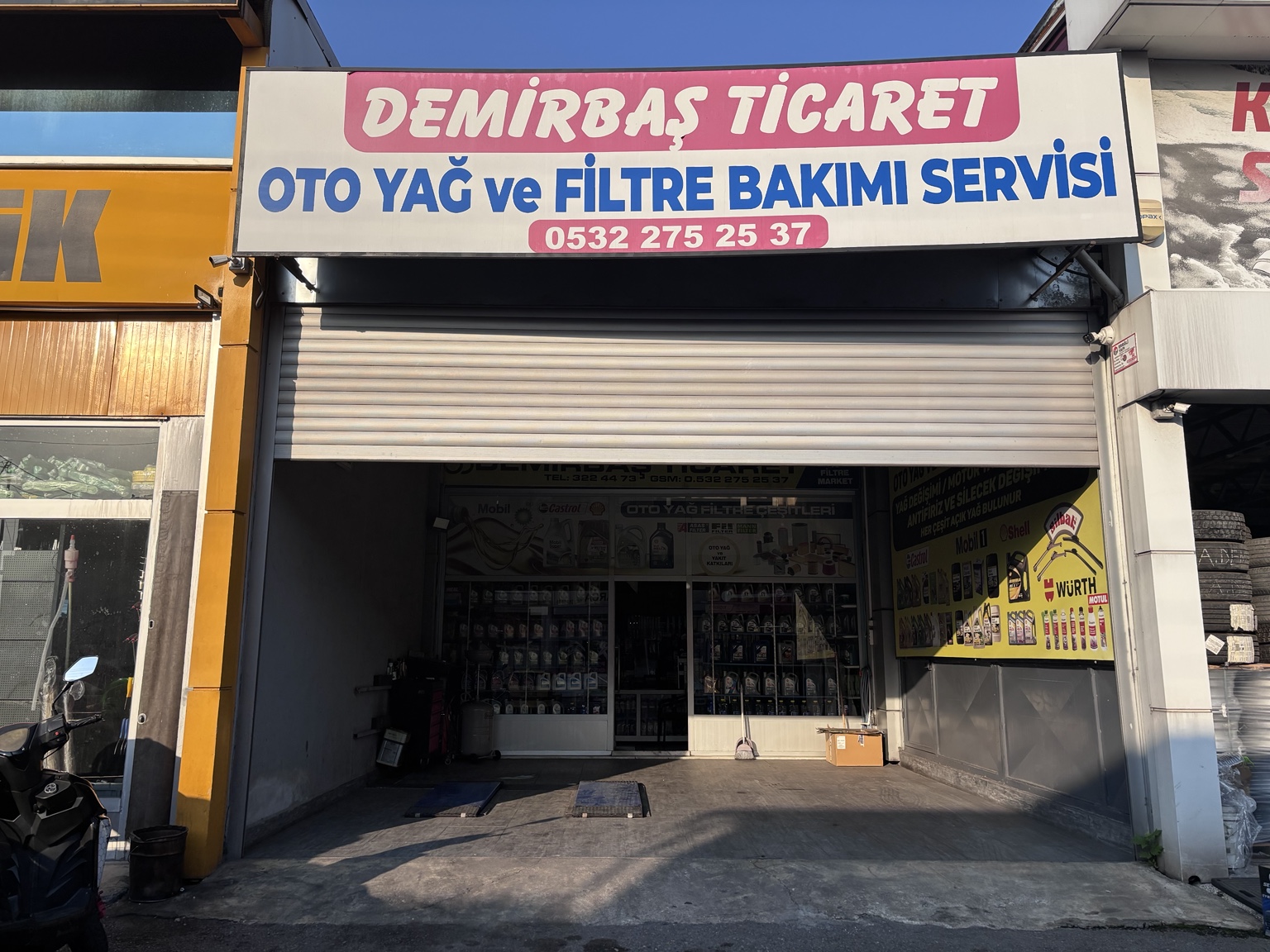 Demirbaş Ticaret Oto Yağ ve Filtre Bakım Servisi dükkân girişi