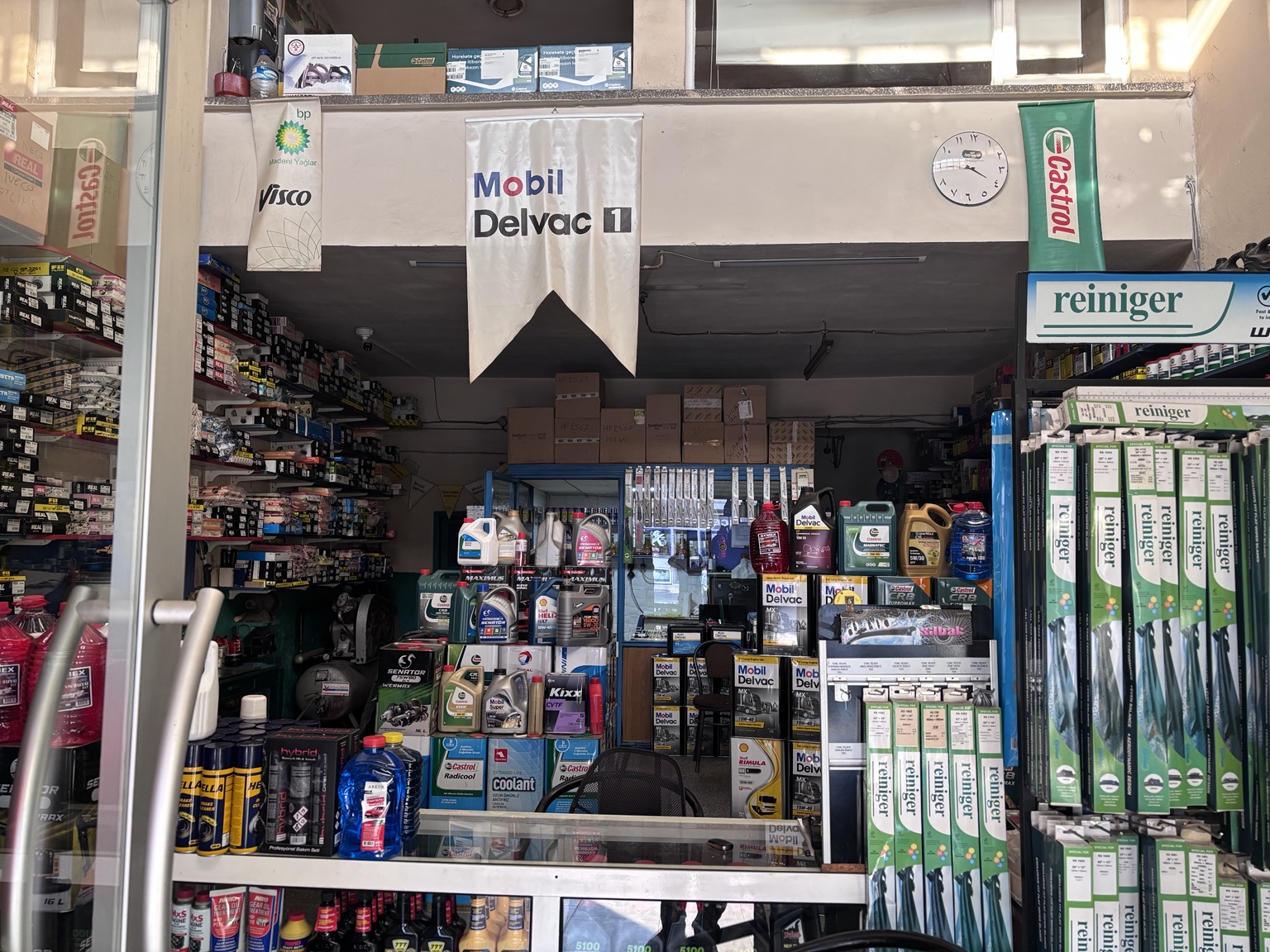 Demirbaş Ticaret mağaza içi ve ürün rafları